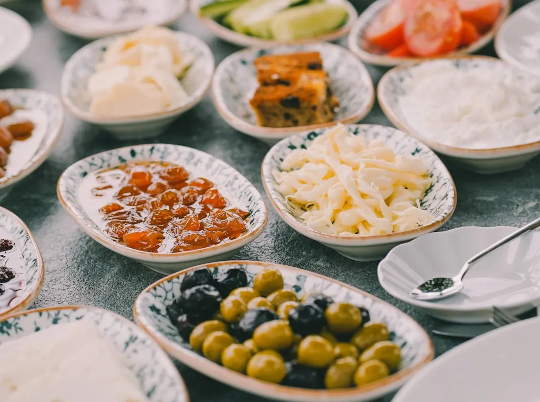 Sofraya dizilmiş meze tabakları