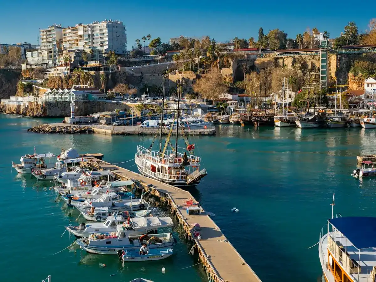 Antalya Kaleiçi yat limanındaki balıkçı tekneleri